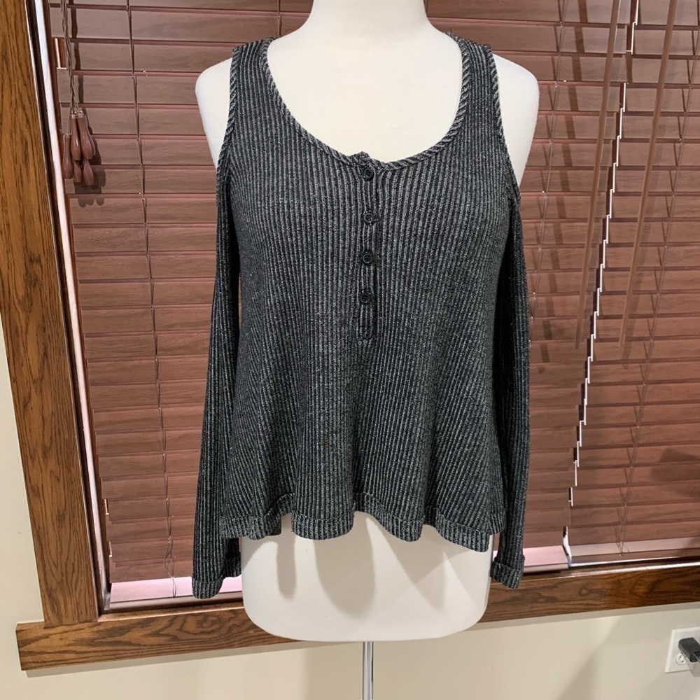 Chelsea Sky cold shoulder top, Medium